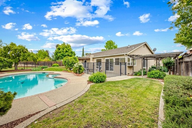 Building Photo - 464 Edelweiss Dr