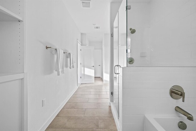 Building Photo - 6800 Menchaca Rd