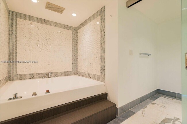 Building Photo - 200 Biscayne Blvd Way