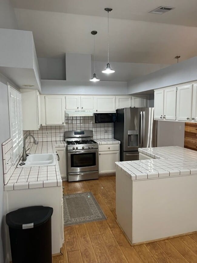 Building Photo - Nice home close to shopping and gas stations