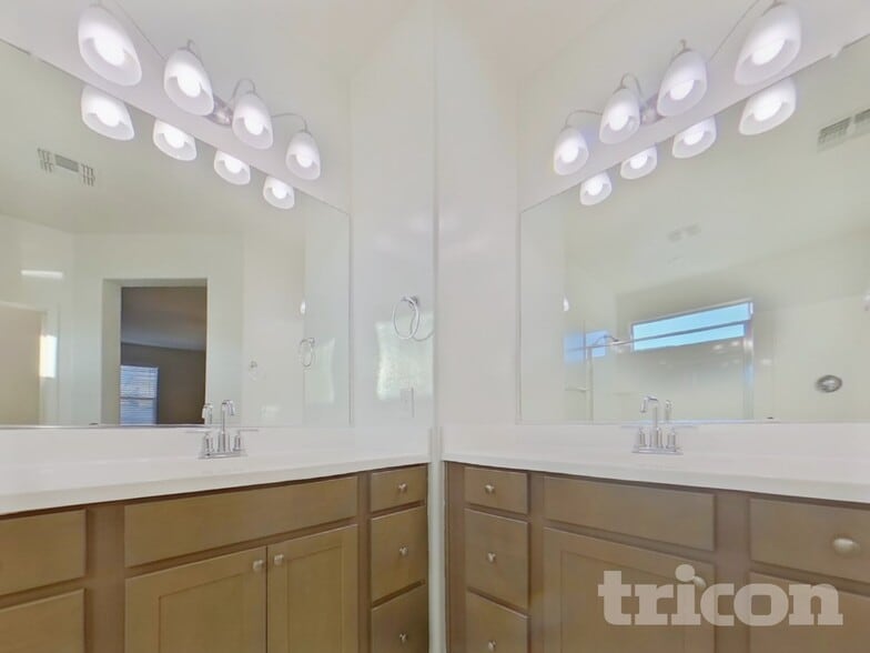 Building Photo - 30094 W Clarendon Ave