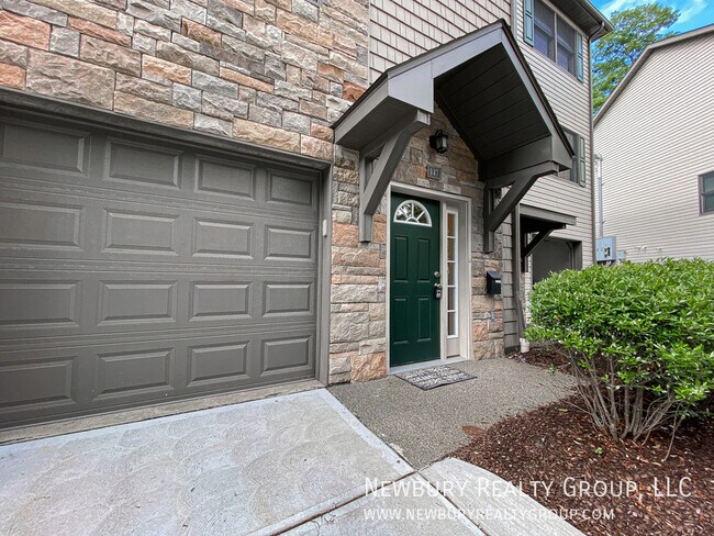Building Photo - 147 Banksville Pl