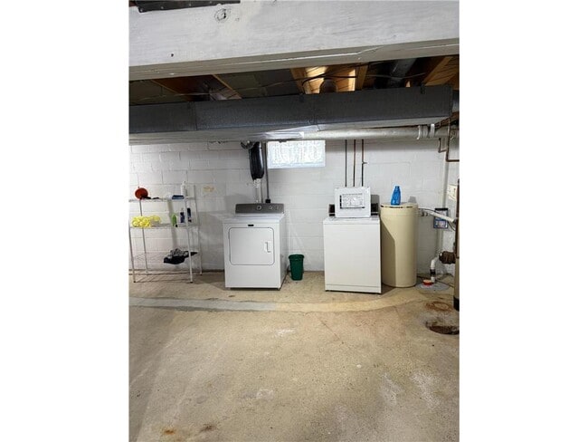 Building Photo - 320 E Main St