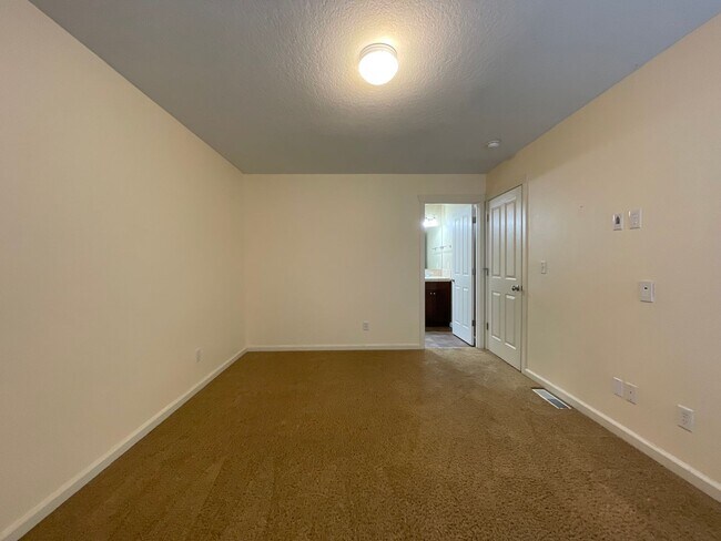 Building Photo - 3 Bedroom 2.5 Bathroom House with Bonus Room ~ Garage, A/C, includes Washer and Dryer ~ Close to ...