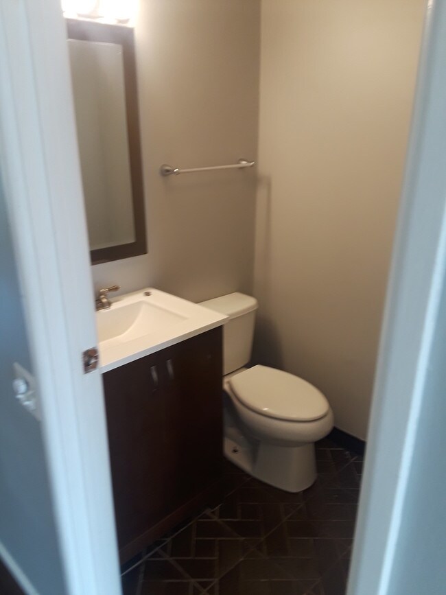 Powder room - 2012 N Larrabee St