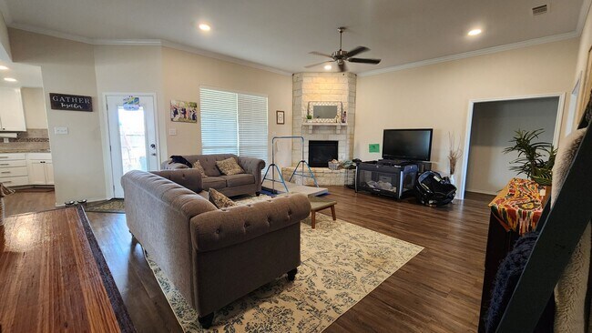 Building Photo - New, Gorgeous 4 bedroom, 3 bathroom home C...