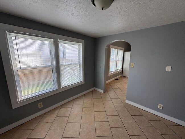 Building Photo - Christian Park 2 Bedroom 1 Bath