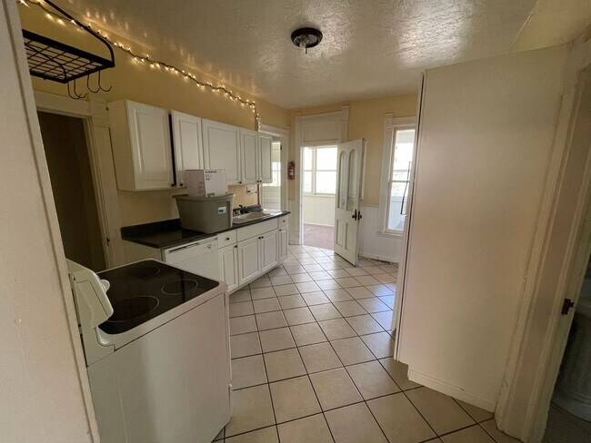 Building Photo - 1229 12th St