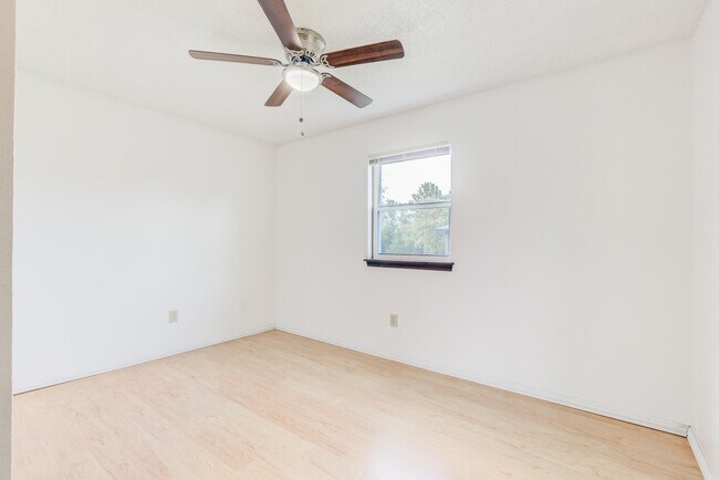 Building Photo - 406 W Southampton Dr