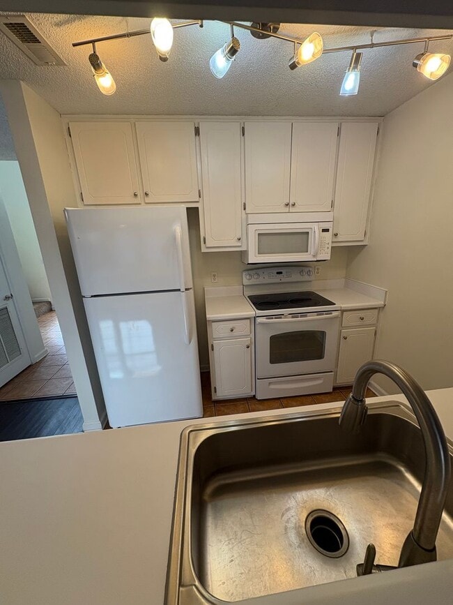 Building Photo - 118 W Briar Dr