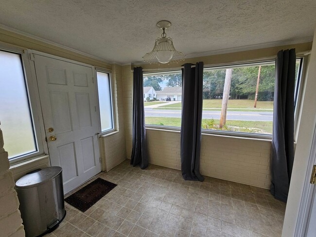 Building Photo - 3 BD / 2 BA Unfurnished