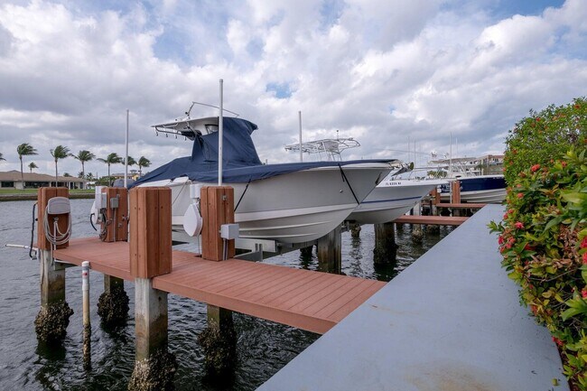 Building Photo - 1228 Hillsboro Mile