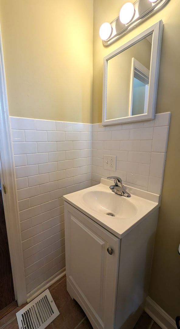 Building Photo - You won't find better!  2 Bed/1 Bath.  Dup...