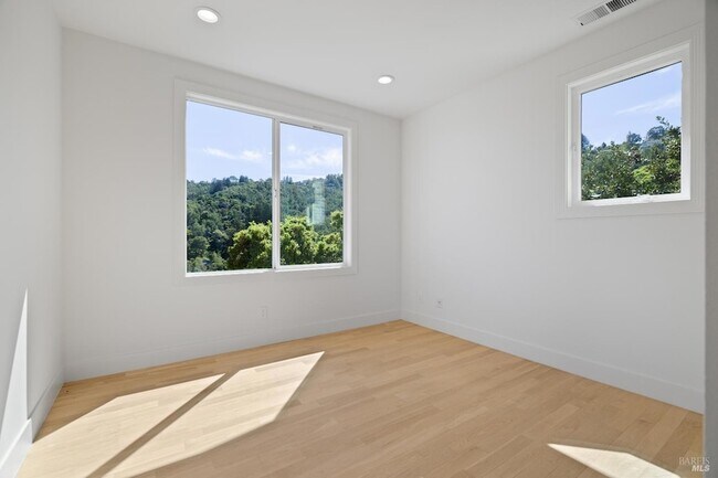 Building Photo - 43 Baywood Terrace