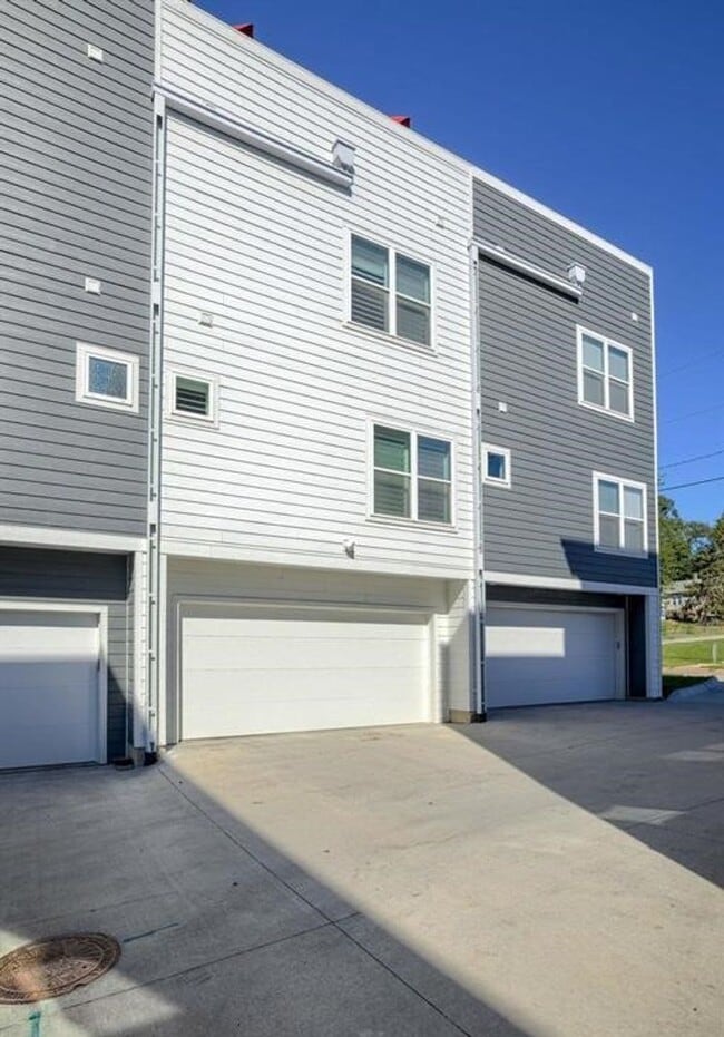Building Photo - Row Home Available In Omaha