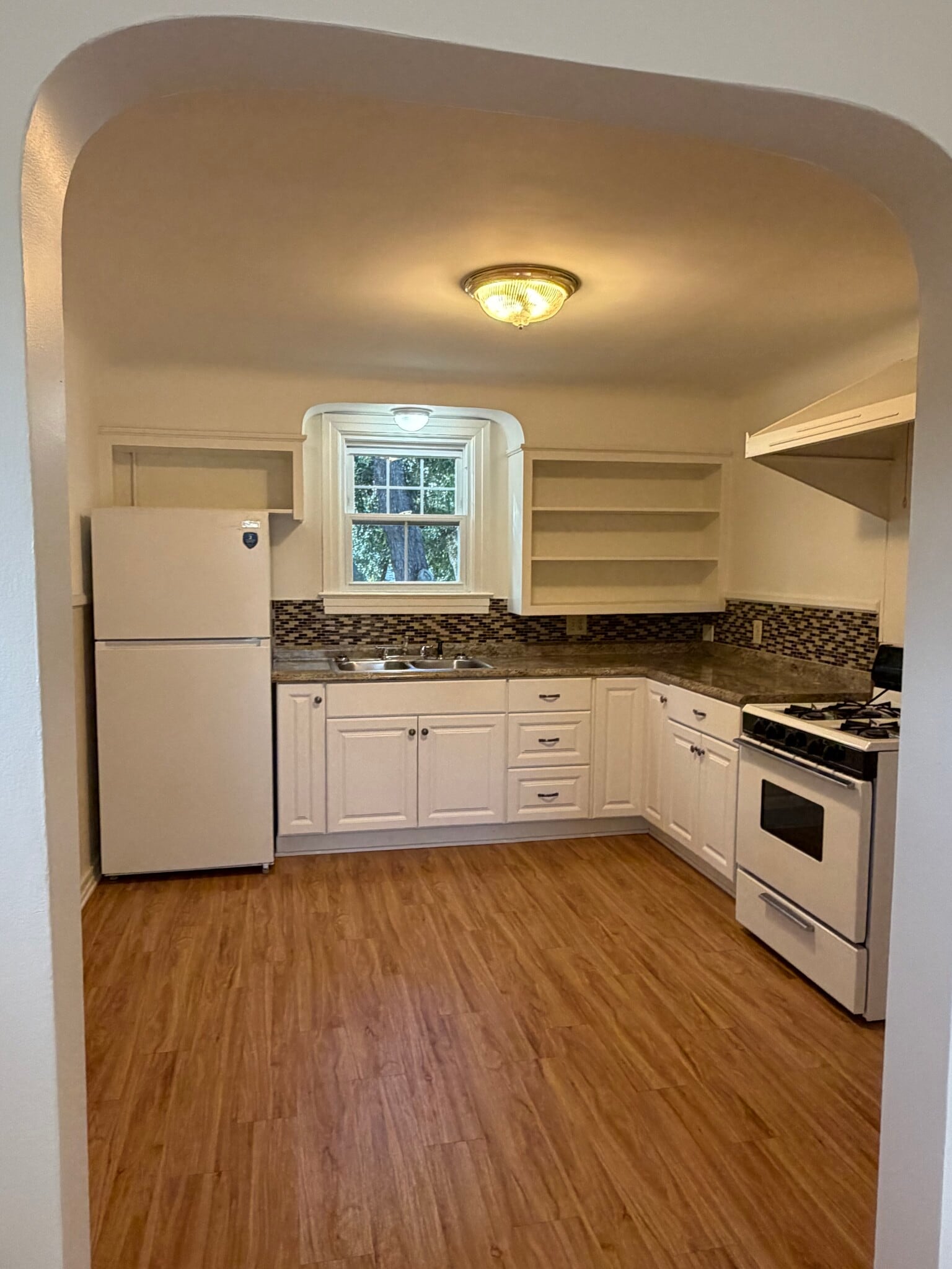 Eat-in Kitchen - 741 Newman Ave