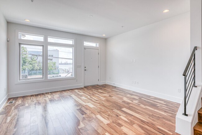 Building Photo - Queen Village Townhome with Parking