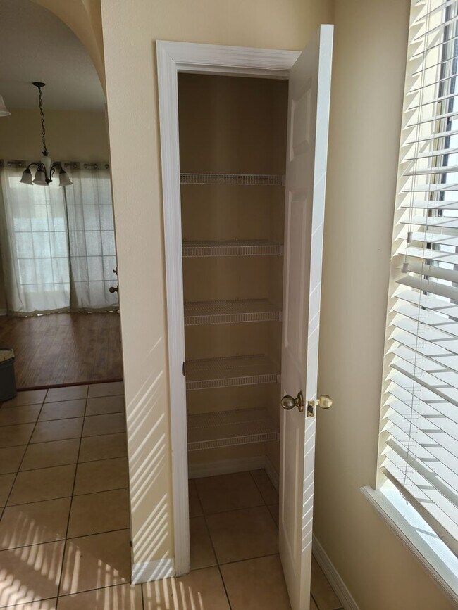 Building Photo - Spacious 3br 2.5ba Townhome in North Saint Petersburg