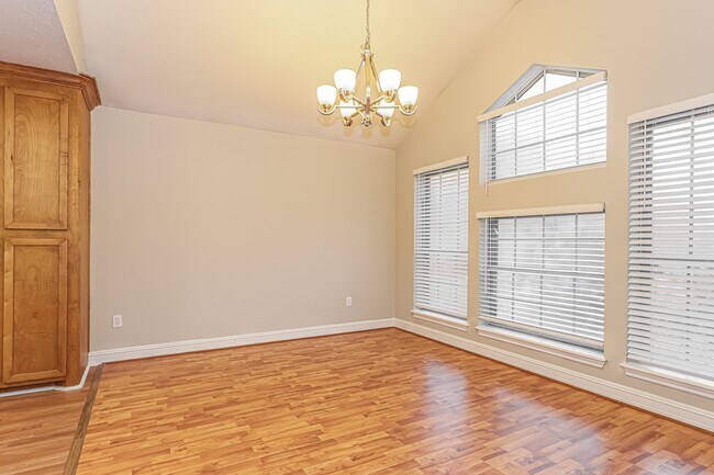 Building Photo - 112 Golfview Ct