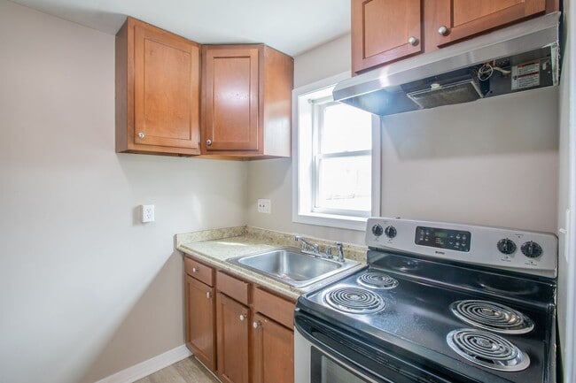Building Photo - Lovely 2 BR/1 BA EOG Townhome in Brooklyn ...