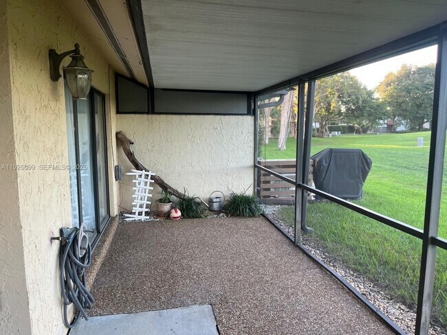 Building Photo - 16233 Laurel Dr