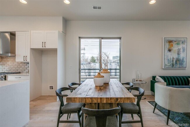 Building Photo - Beautiful Townhome in Southeast Denver