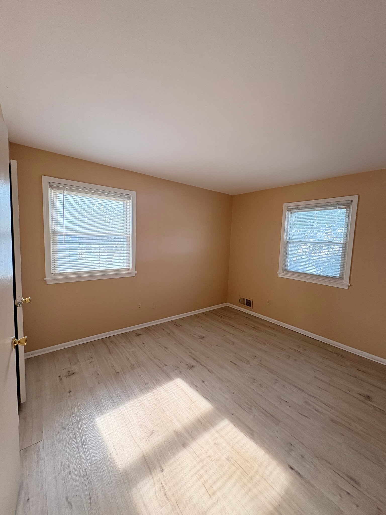 Building Photo - 910 Logwood Rd