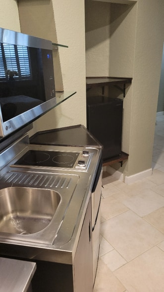 Building Photo - 1118 NE 18th Ct