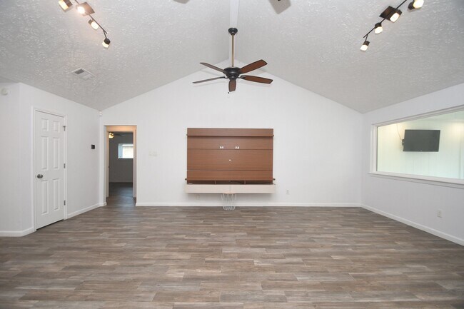 Building Photo - 19734 Redroot Dr