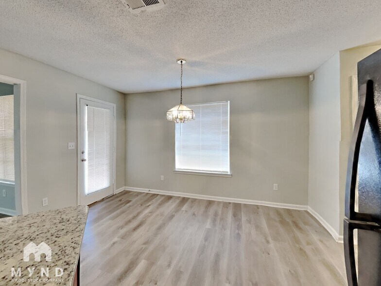 Building Photo - 3806 Sungrove Cir E