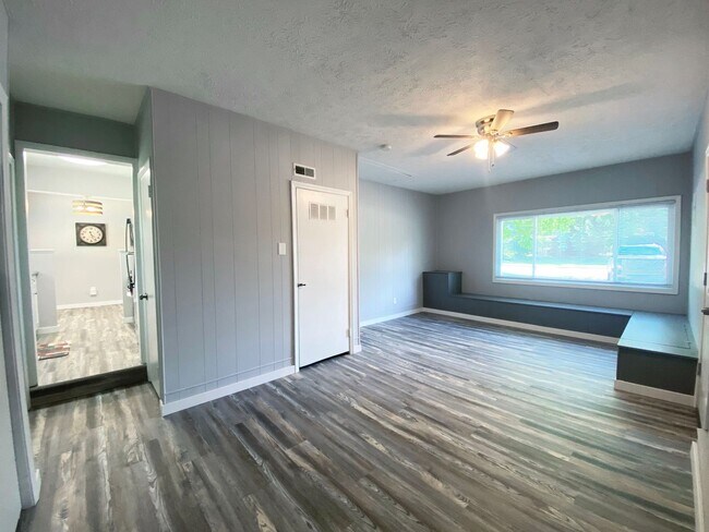 Building Photo - 9608 W Ridgewood Dr