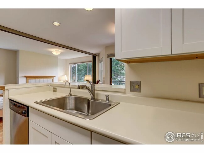 Building Photo - 4990 Meredith Way