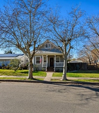 Building Photo - Charming 2 Bedroom Home with Loft, Hardwood Floors & Private Yard