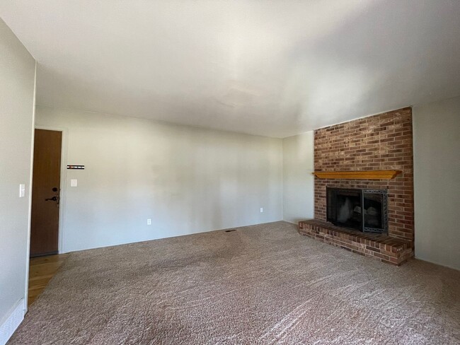 Building Photo - $0 DEPOSIT OPTION. 4BED/2.5BATH IN AURORA'...