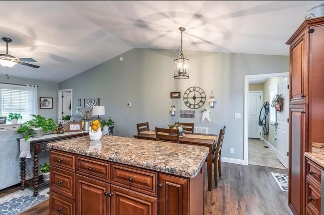 Building Photo - HELLO Georgeous 3 bdrm, 2 bath Single Fami...