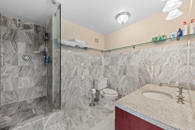 Building Photo - 111 E Chestnut St