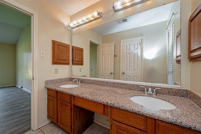 Building Photo - 1490 Hunters Park Dr