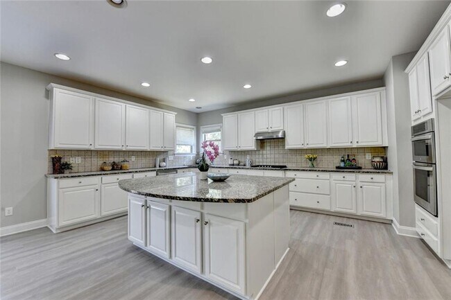 Building Photo - 4805 Shelbourne Dr