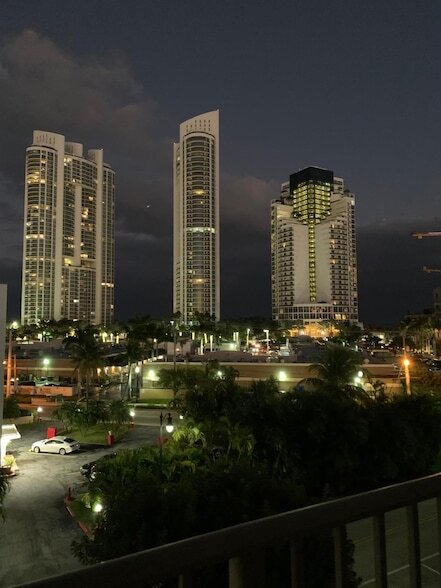 Building Photo - 250 181 Dr