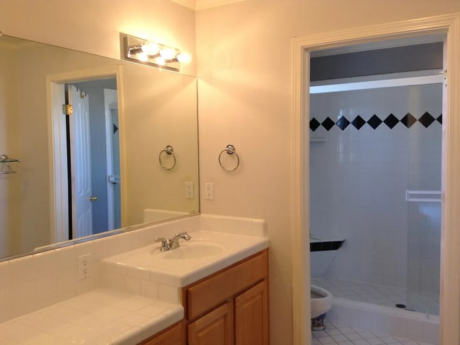 Building Photo - 3 Bedroom Home in Hollister