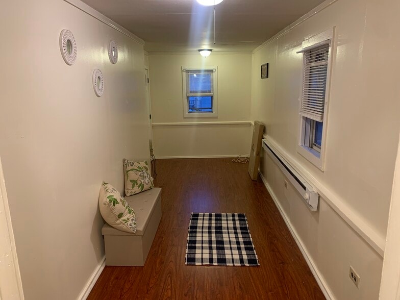 Primary Photo - 252 Putnam Ave