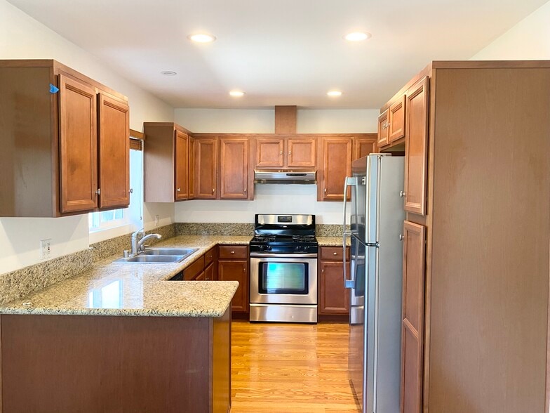 Building Photo - 2215 Harriman Ln