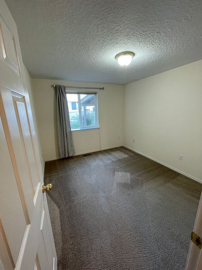 Building Photo - 1472 Hunter Ave N