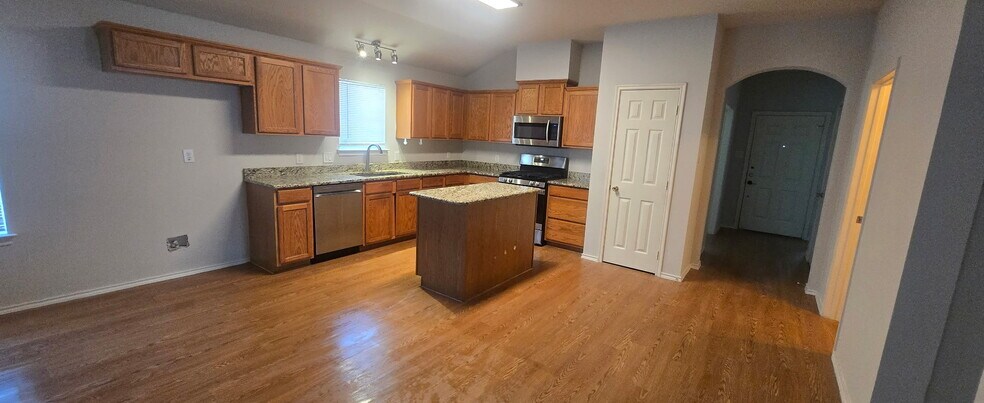 Building Photo - 6900 Oak Falls Dr