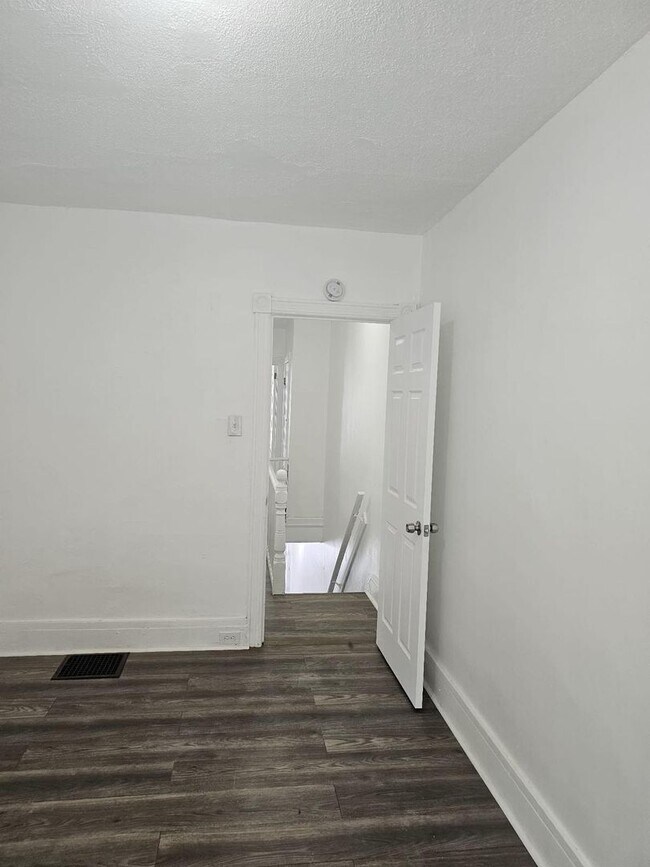 Building Photo - 3 bed 1 bath