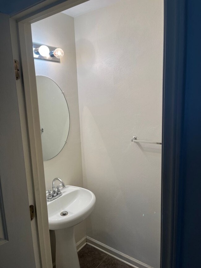 Building Photo - S. Market