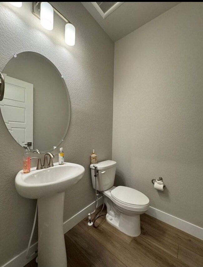 Building Photo - Spacious 3 bed 3 bath 2-story comfortable ...