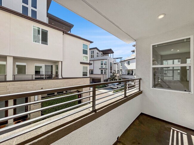 Building Photo - Stunning 3BD/2.5BA Townhouse in Mission Va...