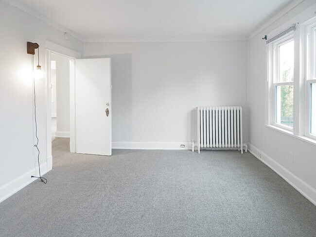 Building Photo - 3 Bedroom in the Heart of Uptown (Pets welcome)