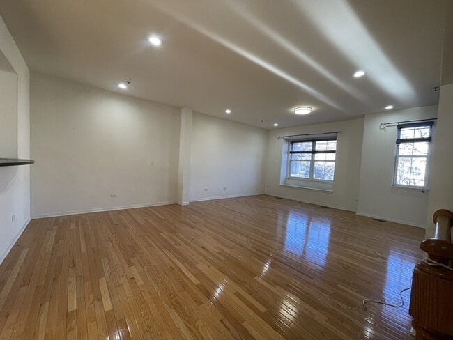 Building Photo - 4702 N Lamon Ave